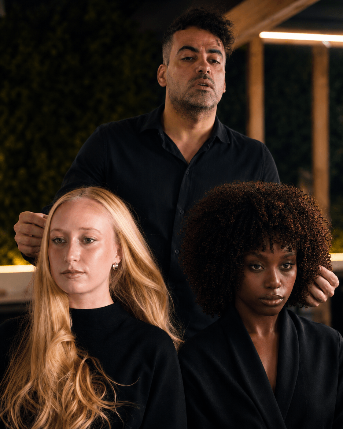 Retrato de Jesús Ramos junto a dos modelos con texturas distintas.